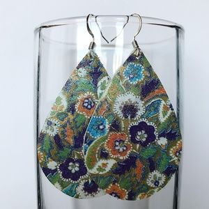 🌼 Purple Floral Leather Earrings